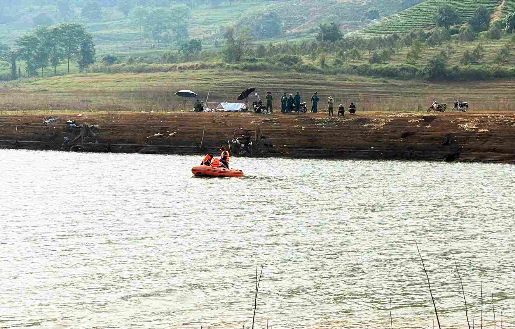 Las fuerzas funcionales están haciendo esfuerzos para buscar a la víctima. Foto: Phuc Khanh