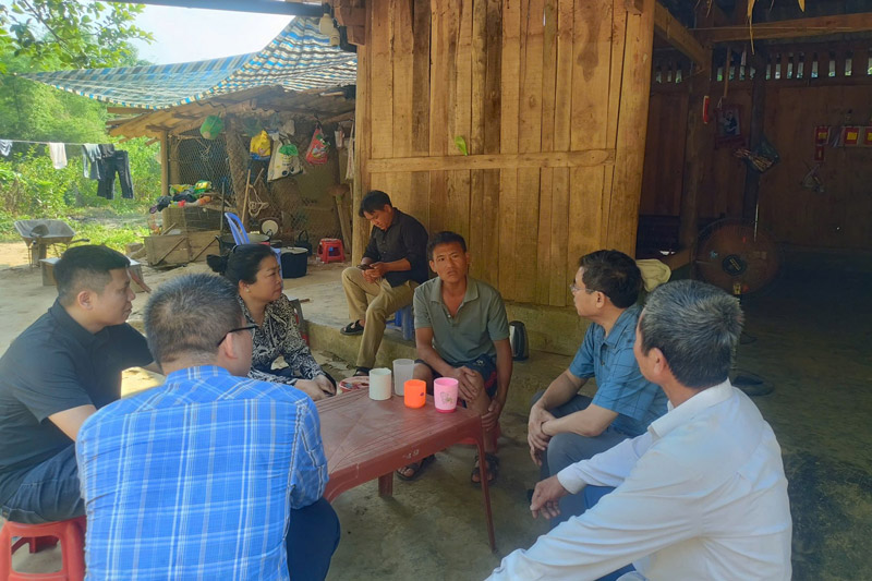 Lãnh đạo phường Lào Cai thăm hỏi gia đình người bị đuối nước. Ảnh: Phường Lào Cai