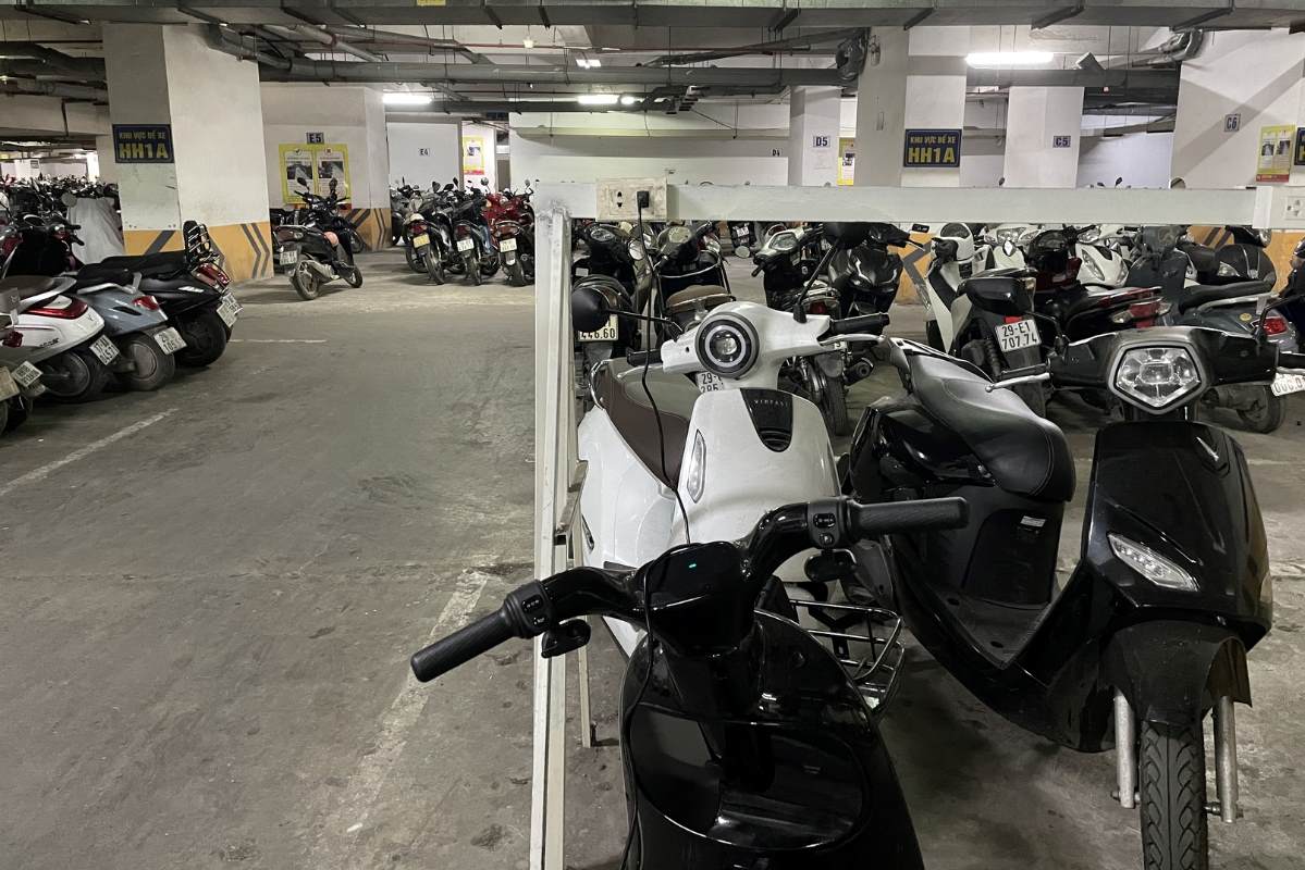 Electric bicycle - electric motorbike parking area for residents of HH1A, HH Linh Dam apartment building (Hoang Liet ward, Hanoi). Photo: Thanh Binh