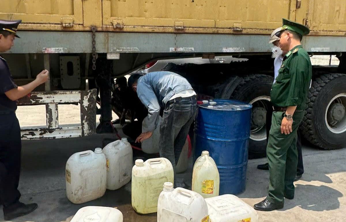 Lực lượng biên phòng, hải quan ở Cửa khẩu Quốc tế Lao Bảo phát hiện xe tải có bình chứa xăng dầu phụ. Mục đích là bơm xăng, dầu vào để vận chuyển qua bên kia biên giới bán, kiếm lời. Ảnh: Hưng Thơ