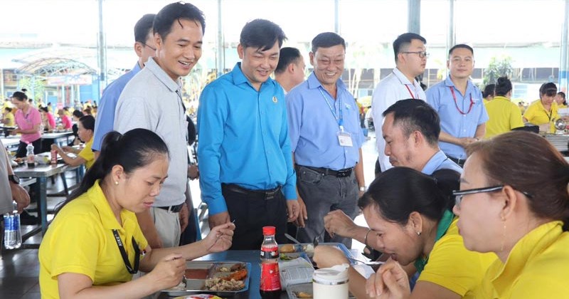 Công đoàn giám sát bếp ăn tập thể, đảm bảo bữa ăn cho công nhân