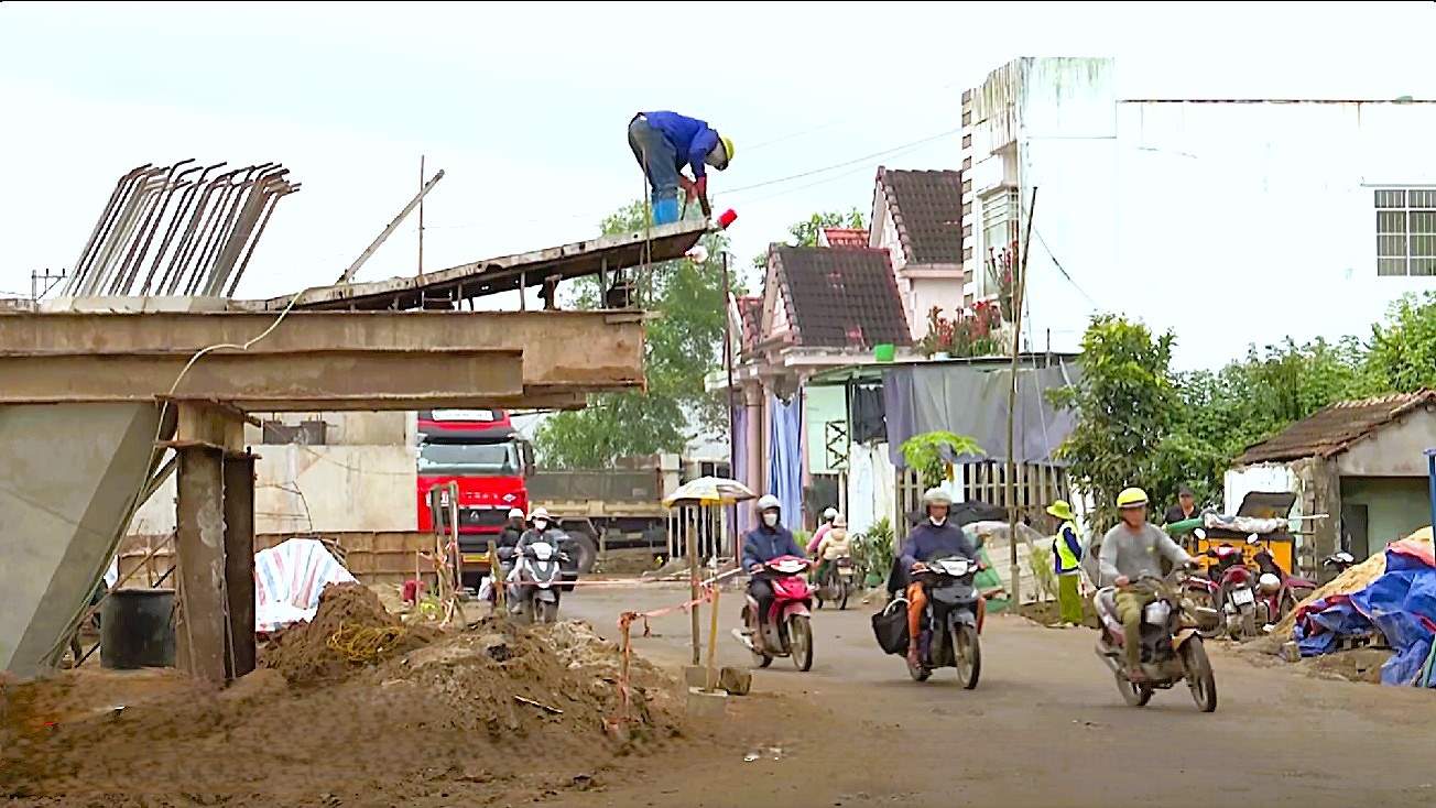Chantier de construction inachevé sur la route nationale 14E, les habitants souffrent, le risque d'accidents rôde.