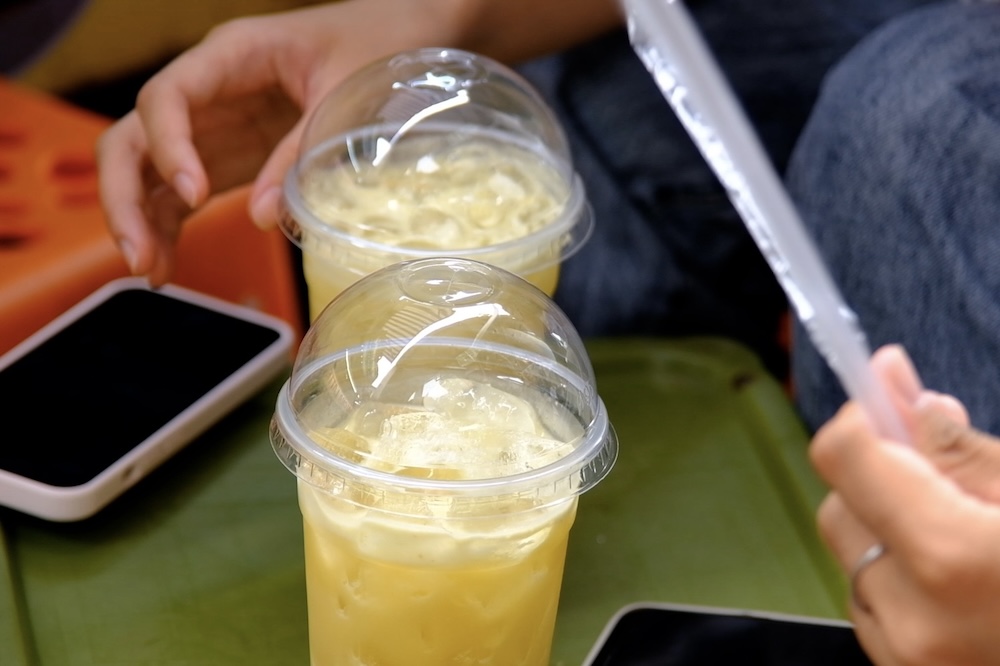 Ola de calor a principios de verano, las bebidas refrescantes son buscadas por la gente