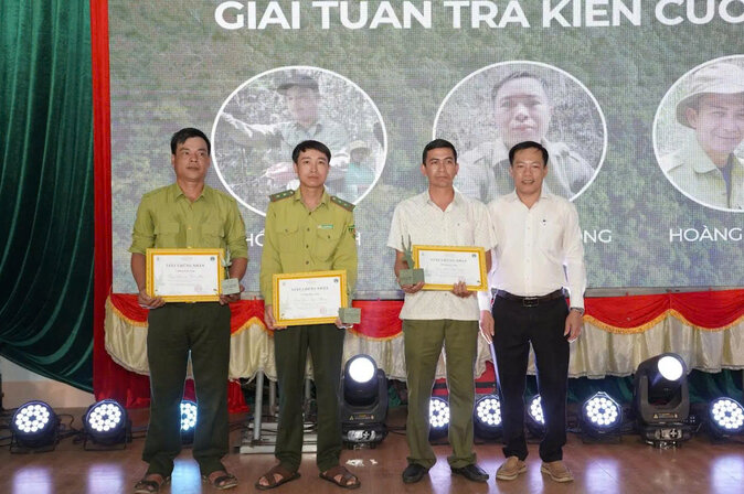 Các cán bộ Kiểm lâm Hồ Phi Sinh, Hoàng Văn Hà, và Đinh Văn Thông nhận Giải thưởng cá nhân xuất sắc Hạng mục Tuần tra chuyên trách. Ảnh: BTC cung cấp
