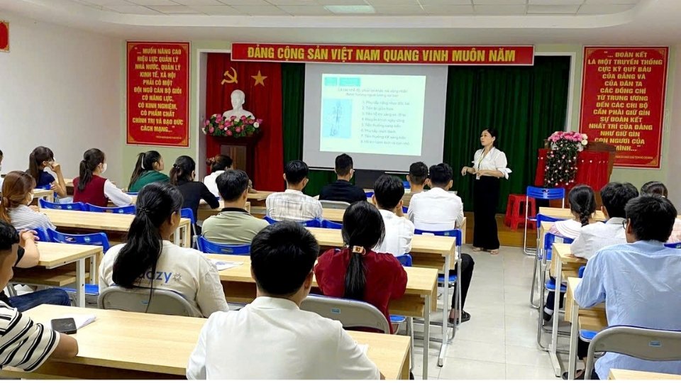 Vinh Long workers participate in the new union member class, raising awareness and attachment to the trade union organization. Photo: Hoang Loc