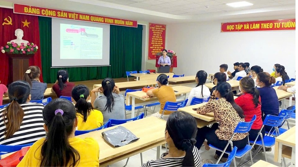 Lớp đoàn viên mới tại Công ty Cổ phần Đầu tư và Sản xuất Lefaso Trà Vinh, góp phần phát triển lực lượng công đoàn cơ sở. Ảnh: Hoàng Lộc