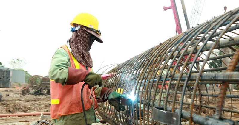Công nhân bất chấp nắng gắt, đẩy nhanh tiến độ dự án trọng điểm