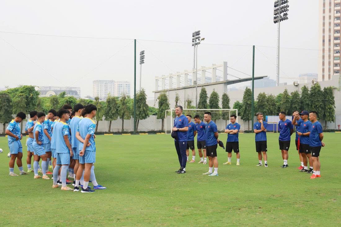 Ban huấn luyện U17 Việt Nam trao đổi với các cầu thủ trước khi bắt đầu buổi tập chiều 9.4. Ảnh: VFF