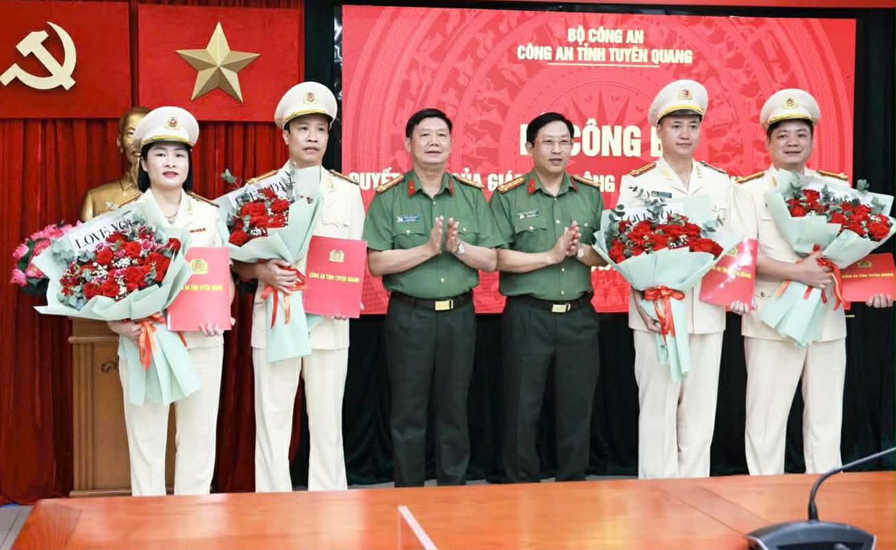 Announcing decisions on personnel work. Photo: Tuyen Quang Police