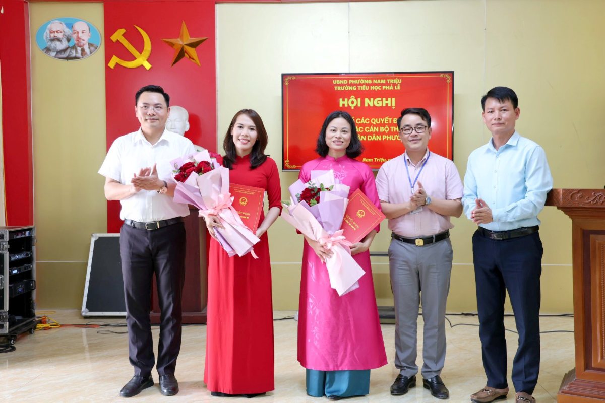 Nam Trieu Ward announces the decision to appoint the Principal and Vice Principal of Pha Le Primary School. Photo: Nam Trieu Ward