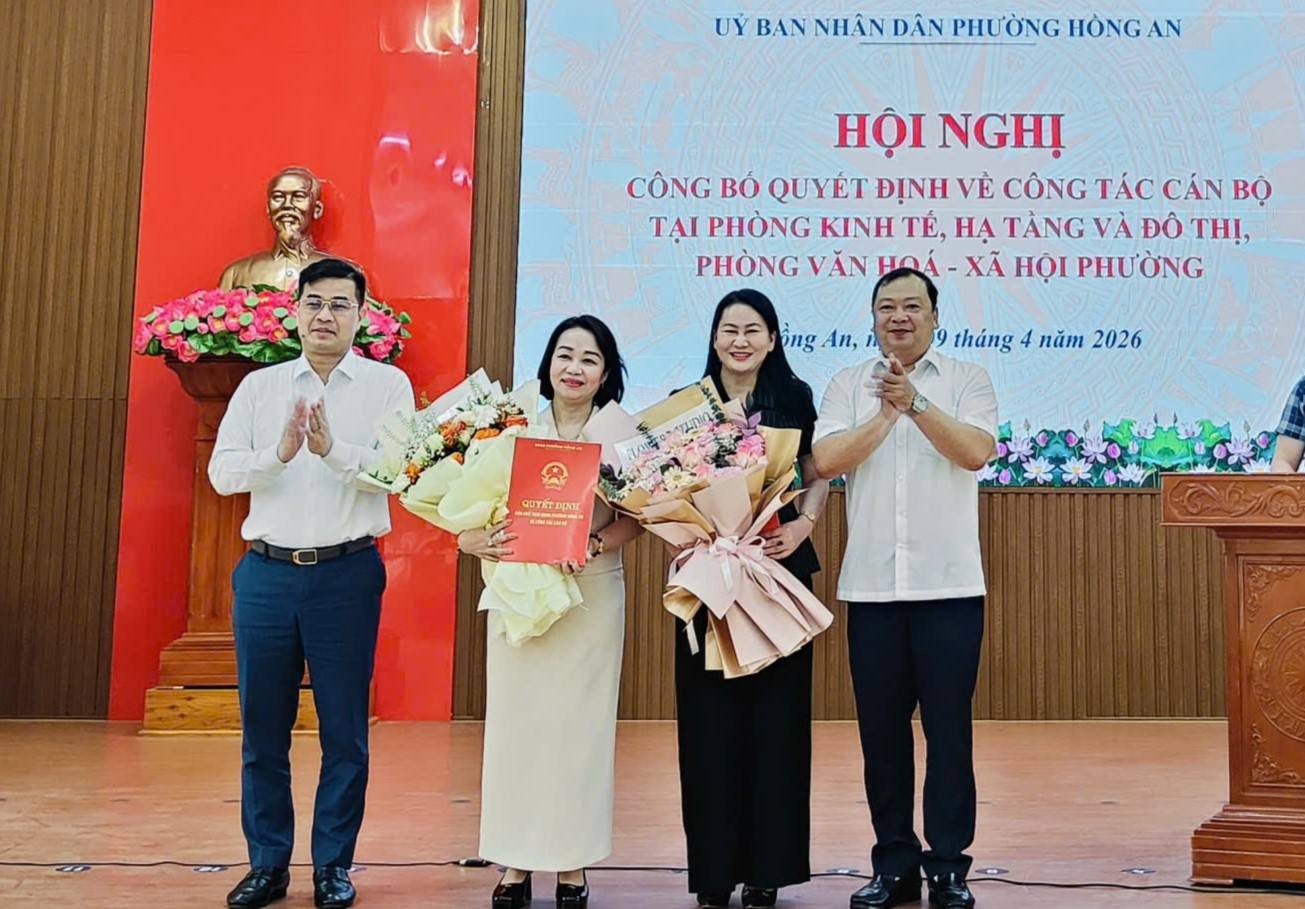 Lãnh đạo Đảng ủy, UBND phường trao Quyết định và tặng hoa chúc mừng các đồng chí được bổ nhiệm. Ảnh: Cổng TTĐT phường Hồng An