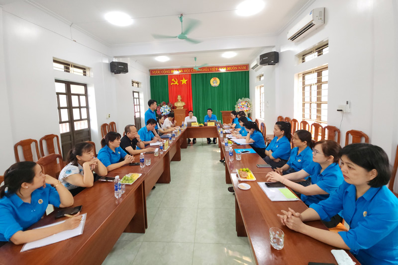 Công đoàn Lào Cai làm việc tại xã Trấn Yên. Ảnh: Mạnh Hùng