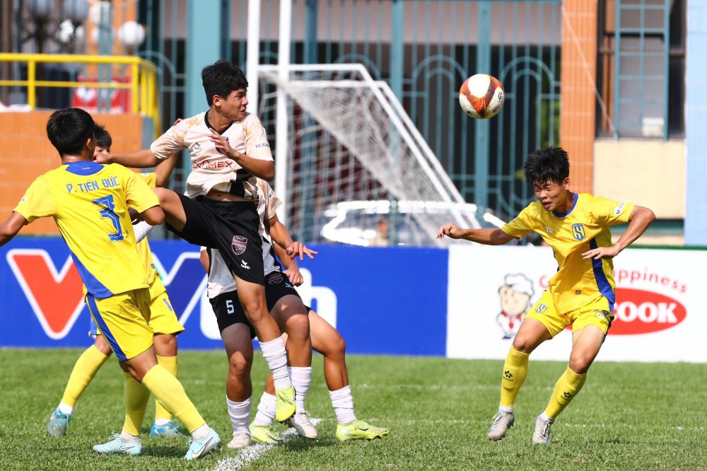 U15 Sông Lam Nghệ An (áo vàng) thi đấu áp đảo trước U15 Becamex TPHCM. Ảnh: VFF