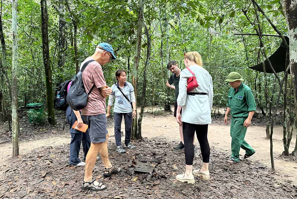 Hành trình du ngoạn trên sông Sài Gòn đưa du khách đến những địa chỉ đỏ để khám phá lịch sử, trải nghiệm văn hóa. Ảnh: Phạm Hà