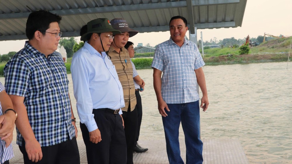 Phó Chủ tịch UBND tỉnh Ngô Công Thức cùng đoàn công tác khảo sát thực tế tại vùng nuôi thủy sản liên kết trên địa bàn xã Vĩnh Trạch. Ảnh: Ngọc Mai