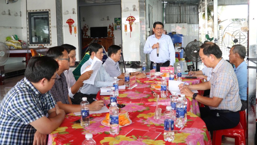 Vice Chairman of the Provincial People's Committee Ngo Cong Thuc works with Hiep Loi Agricultural Cooperative, listening to farmers exchange advantages and difficulties. Photo: Ngoc Mai