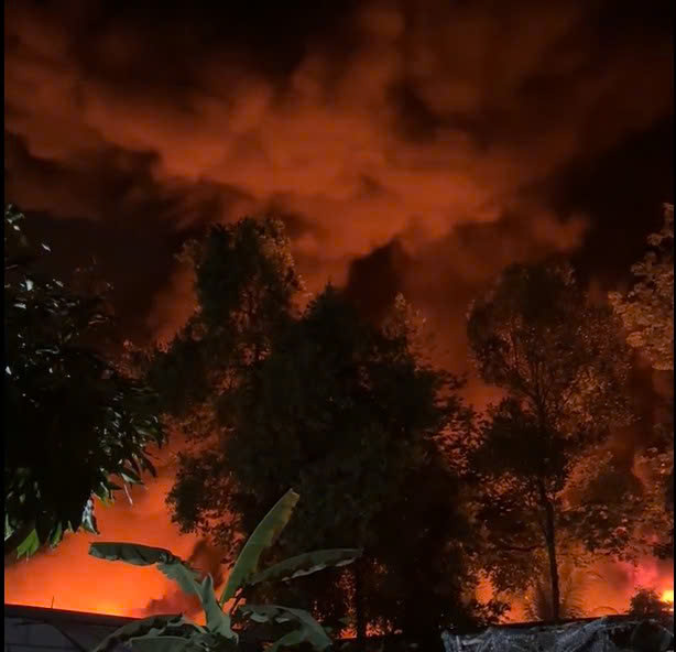 Đám cháy đã được khống chế, lực lượng chức năng đang dập tắt hoàn toàn vụ hỏa hoạn. Ảnh: Bạn đọc cung cấp