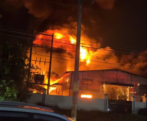 Hiện trường vụ cháy nhà xưởng ở phường Long Nguyên. Ảnh: Bạn đọc cung cấp