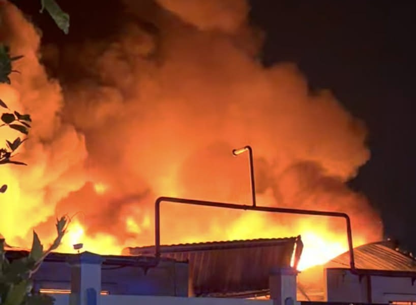 Incendio en un taller de una empresa en el barrio de Long Nguyen, Ciudad Ho Chi Minh. Foto: Proporcionada por un lector