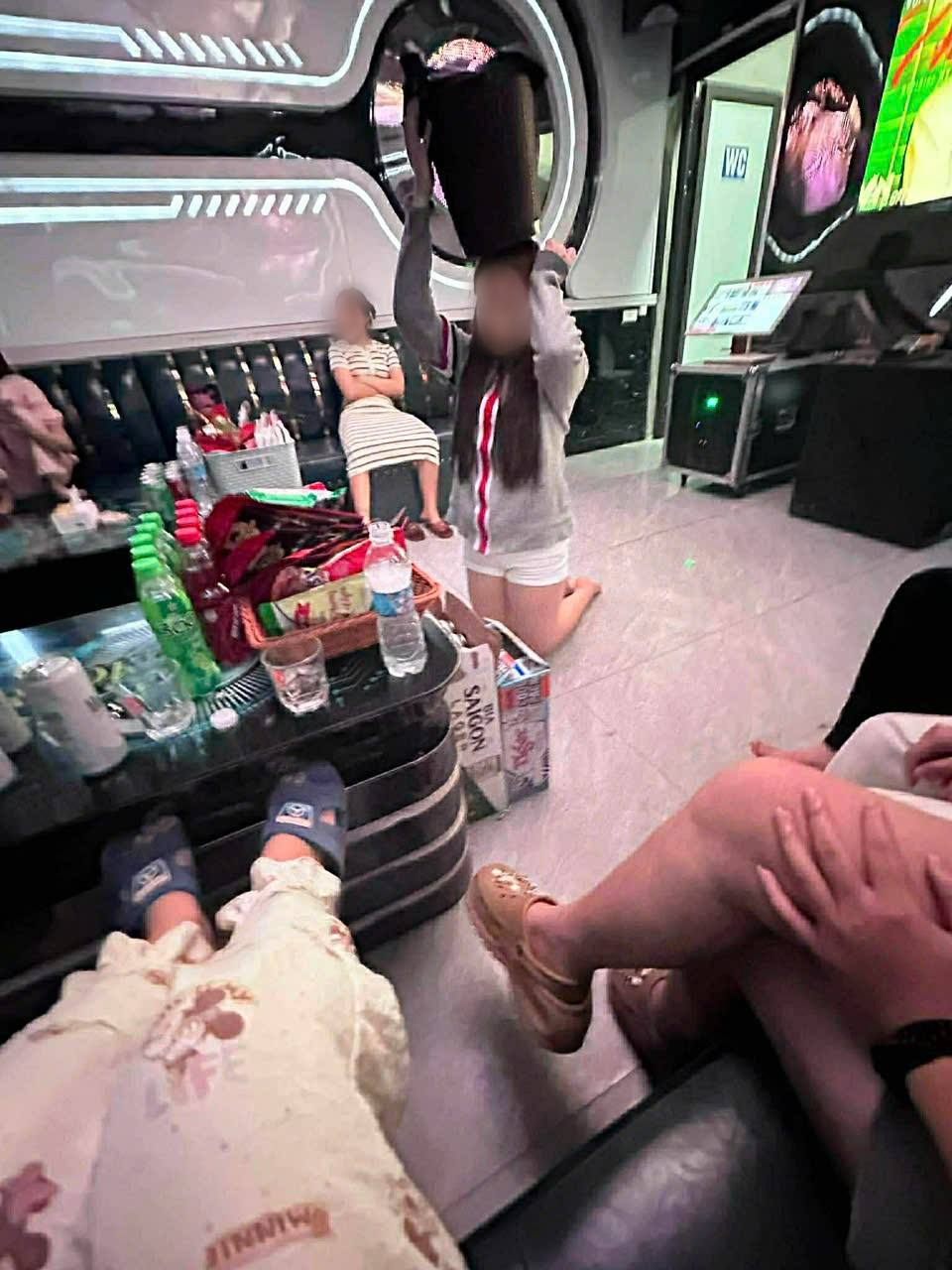 Em H.A phải quỳ trước mặt nhiều người. Ảnh: NVCC