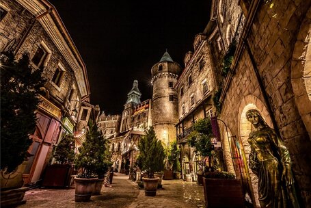 Vẻ đẹp lãng mạn của Làng Pháp về đêm tạo nên trải nghiệm nghỉ dưỡng khác biệt. Ảnh: Thanh Sơn 