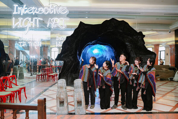 Không gian nghệ thuật tương tác ánh sáng “Nguồn Cội” lần đầu ra mắt tại Bà Nà. Ảnh: Thanh Sơn