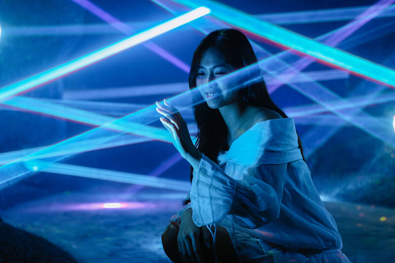 Công nghệ cảm biến giúp ánh sáng phản ứng và tương tác theo từng cử động của du khách. Ảnh: Thanh Sơn