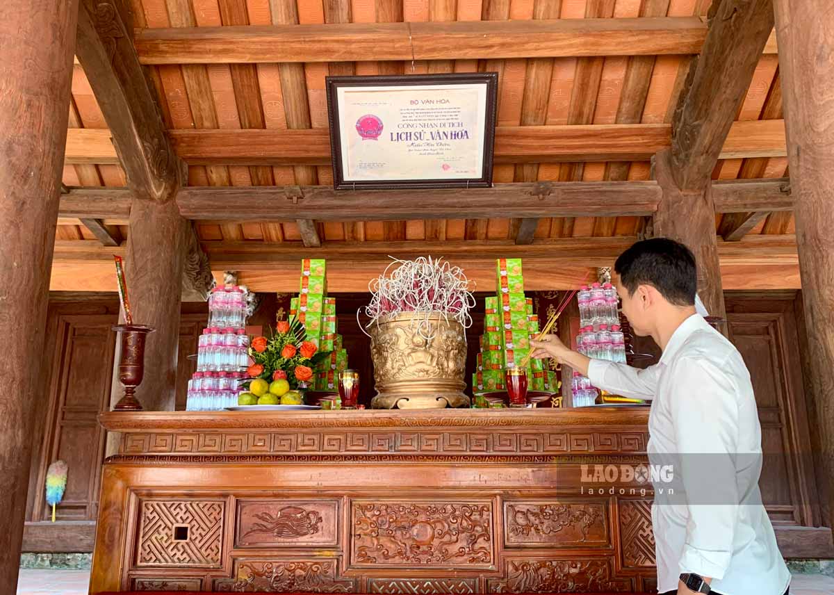 Không gian thờ tự tại Miếu Hai Thôn với kiến trúc gỗ cổ kính. Ảnh: Hà Vi