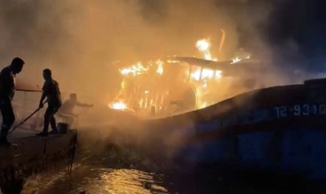 Escena del incendio del barco pesquero en el área del puerto pesquero de Quan Vinh, comuna de Rang Dong, provincia de Ninh Binh en la noche del 9 de abril. Foto: Dieu Anh