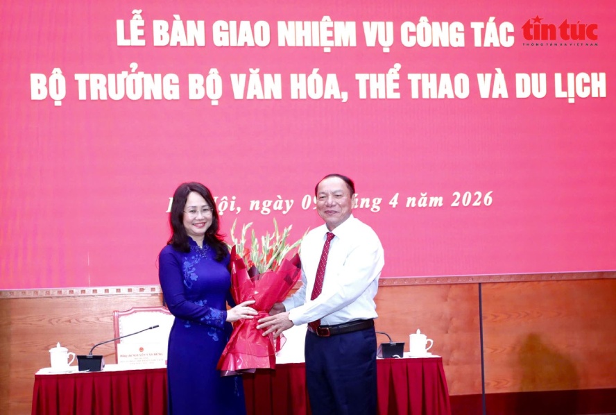 Minister of Culture, Sports and Tourism Lam Thi Phuong Thanh presents flowers to congratulate former Minister of Culture, Sports and Tourism Nguyen Van Hung.