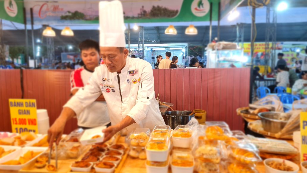 Khu ẩm thực thu hút khách tham quan, thưởng thức. Ảnh: Nhật Hồ.