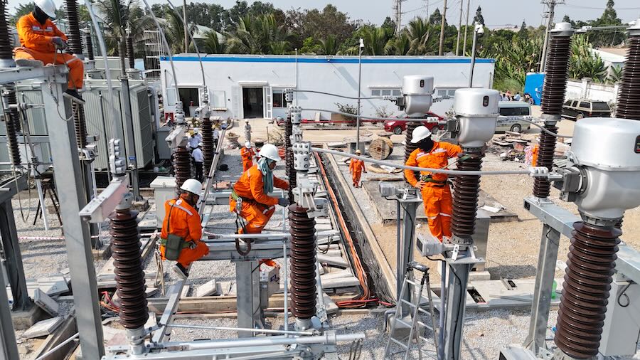 CBCNV EVNSPC làm xuyên lễ 30.4 - 1.5 để đẩy nhanh tiến độ, đưa các công trình 110kV vào vận hành. Ảnh: EVNSPC