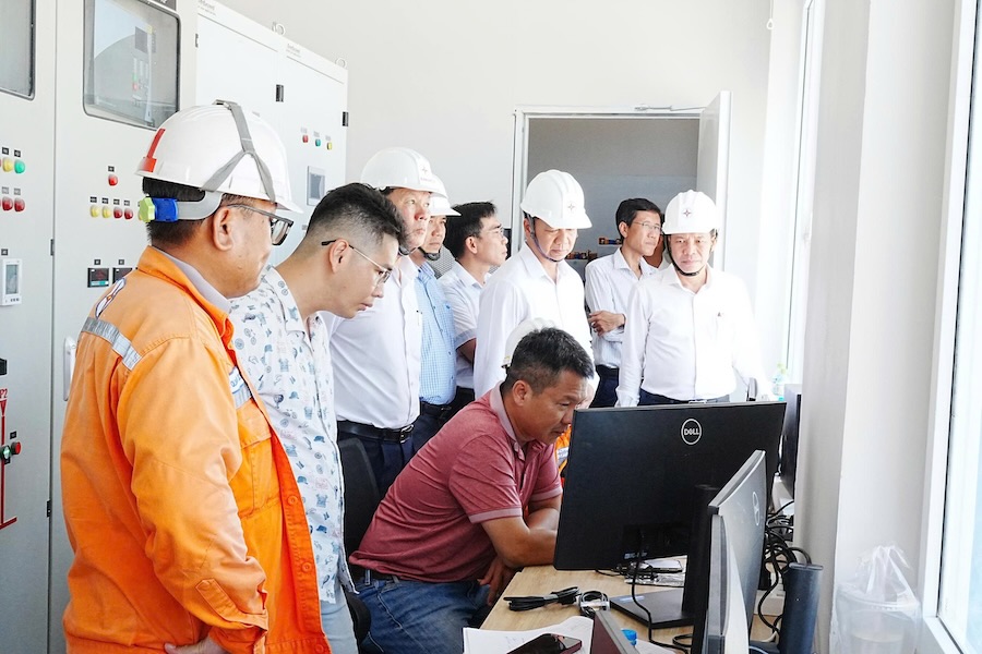 Lãnh đạo EVNSPC trực tiếp chỉ đạo công tác đóng điện công trình Trạm biến áp 110kV Hiệp Thành và đường dây đấu nối, chiều ngày 29.4. Ảnh: EVNSPC