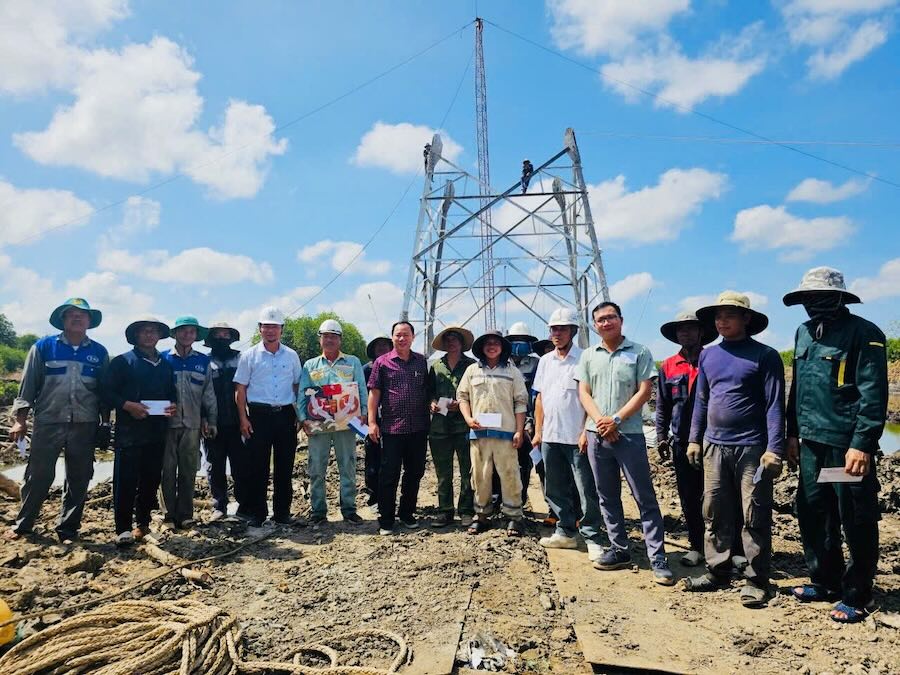 Lãnh đạo EVNSPC tặng quà động viên lực lượng thi công làm xuyên lễ 30.4 - 1.5 trên các công trình tại tỉnh Cà Mau. Ảnh: EVNSPC