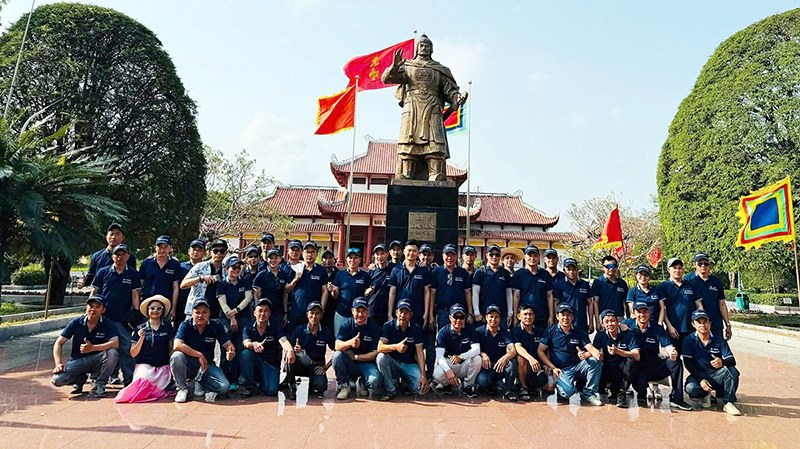 Trade union members of HD Hyundai Eco Vina Co., Ltd. came to offer incense and visit Quang Trung Museum. Photo: Dang Khoi