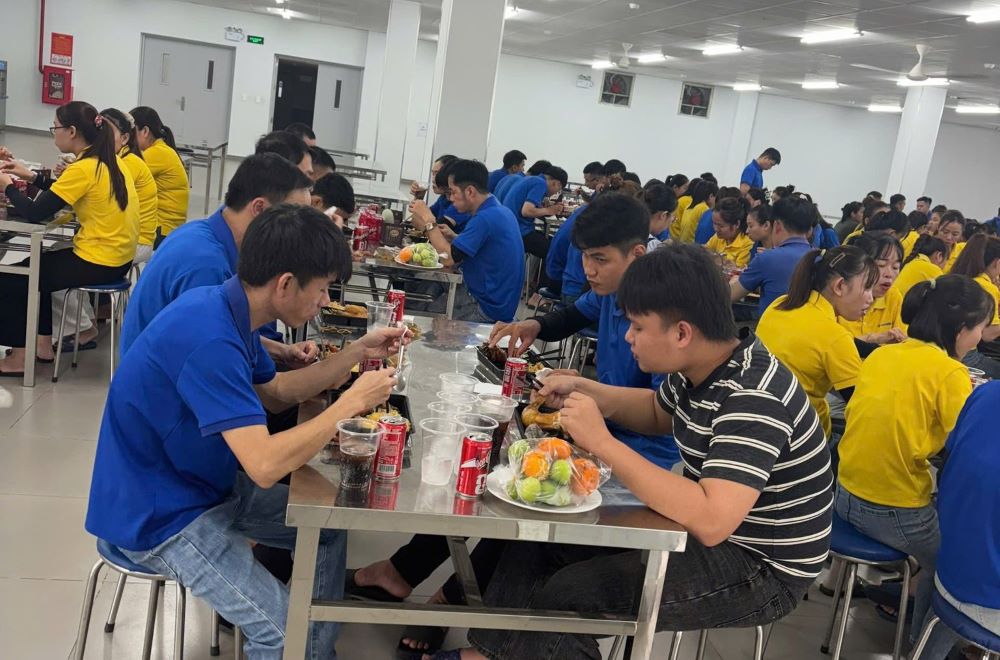 Sangshin Central Vietnam Company organizes the "Trade Union Meal" program, creating a warm atmosphere for union members and workers. Photo: Quang Tri Trade Union