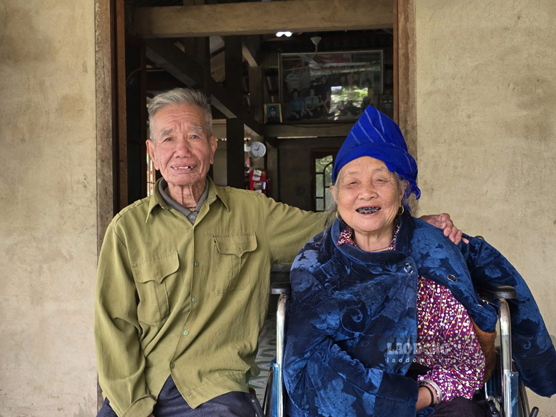 At the age of U100, Mr. Khien and Mrs. Uong still have a lot of affection for each other. Photo: Tan Van