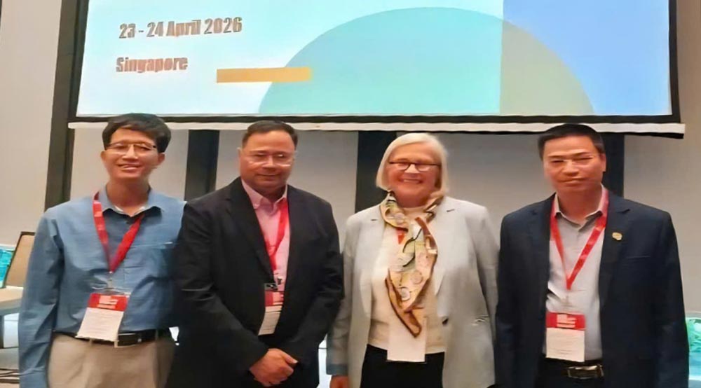 Chairman of the Vietnam Science and Technology Trade Union Pham Quang Huong (far right) exchanges with UNI Secretary General - Ms. Christy Hoffman (2nd from right) and UNI Apro Secretary General - Mr. Rajendra Kumar (2nd from left). Photo: Luu Thanh Nam