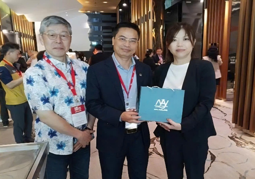 Ông Phạm Quang Hưởng (giữa ảnh) chúc mừng tân Chủ tịch UNI Apro - bà Tomoko Nagashima (phải ảnh). Ảnh: Lưu Thành Nam