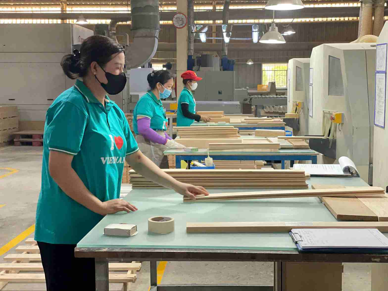 Người lao động sẽ trở lại làm việc bình thường từ ngày 2.5. Ảnh: Đình Trọng