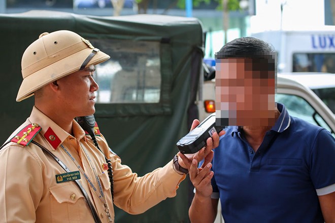 Traffic police check alcohol concentration with drivers on the 30th holiday. 4. Photo: T.Tien