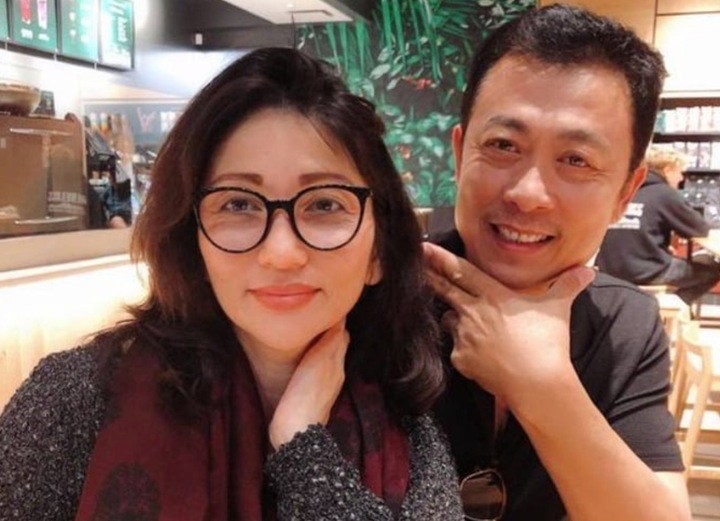 Van Son se toma una foto con su esposa. Foto: Artista proporcionada.