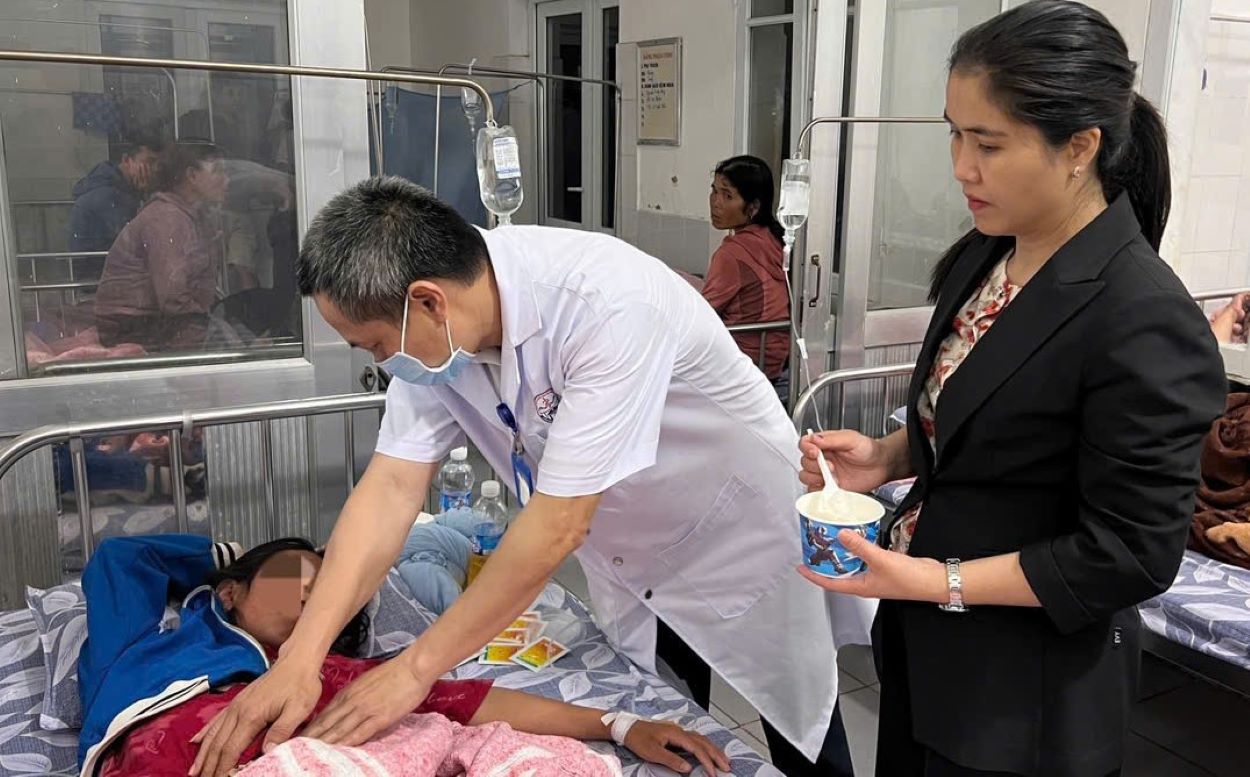 Dozens of patients suspected of food poisoning due to eating bread are being treated by doctors and nurses of Huong Hoa Regional General Hospital. Photo: Hung Tho
