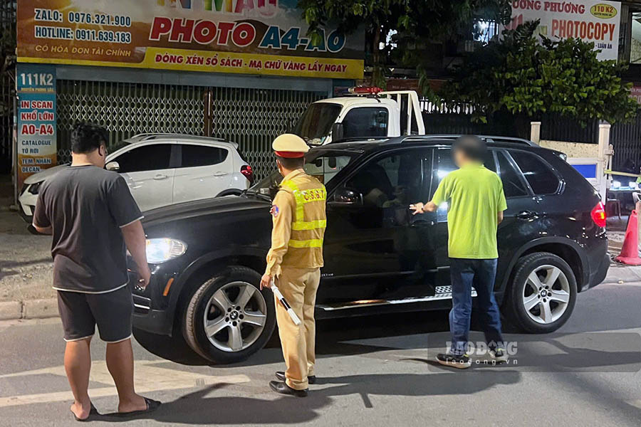 Tiếp đến, khoảng 20h42 trên đường Nguyễn Phong Sắc, tổ công tác Đội CSGT đường bộ số 6 phát hiện tài xế N.V.L SN 1959, trú tại Hà Nội) điều khiển ôtô BMW BKS 30L-509xx vi phạm nồng độ cồn ở mức 0,355 mg/L (mức 2). Với mức vi phạm trên, tài xế cũng bị xử phạt 19 triệu đồng, trừ 10 điểm GPLX và tạm giữ phương tiện 7 ngày.