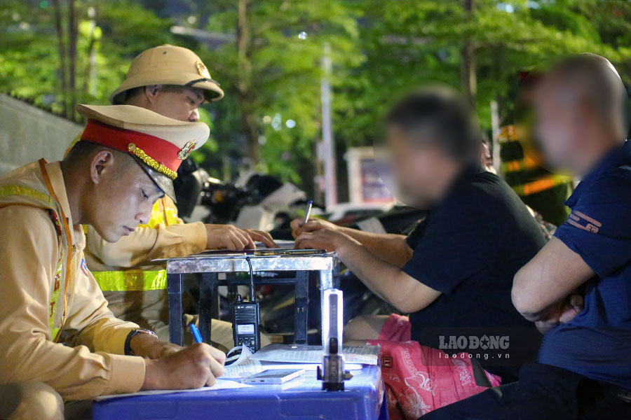 Theo kế hoạch, trong dịp nghỉ lễ 30.4 - 1.5, Phòng CSGT Công an TP Hà Nội triển khai cao điểm kiểm soát nồng độ cồn, duy trì các chốt kiểm tra cả ban ngày và ban đêm. Lực lượng chức năng phối hợp với công an cấp xã, tập trung kiểm tra tại các địa bàn trọng điểm, nhất là khung giờ buổi tối khi nhu cầu ăn uống, tụ tập tăng cao. 