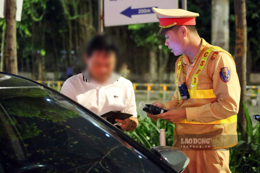 Cũng trong tối và đêm 30.4, tổ công tác Đội CSGT đường bộ số 6 đã phát hiện hàng loạt trường hợp vi phạm, trong đó có người điều khiển ôtô. Trong hình là trường hợp tài xế C.V.N (SN 1976, trú tại Hà Nội), điều khiển ôtô Camry BKS 30A-904xx bị tổ công tác dừng kiểm tra trên đường Tôn Thất Thuyết. 