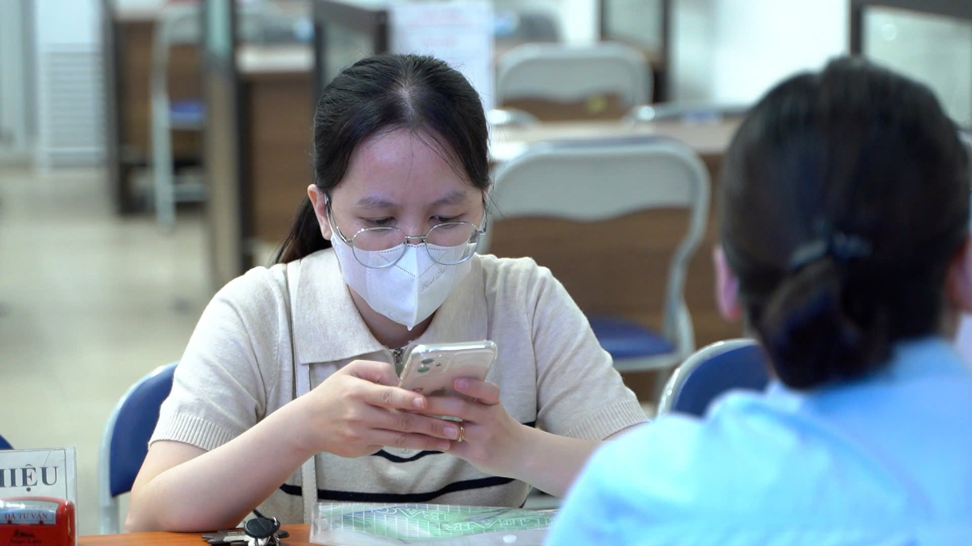 Workers carry out procedures to receive unemployment insurance benefits at the Hanoi Employment Service Center. Photo: Quynh Chi