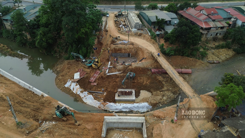 People hope the project will be completed soon to make travel more convenient. Photo: Dinh Dai