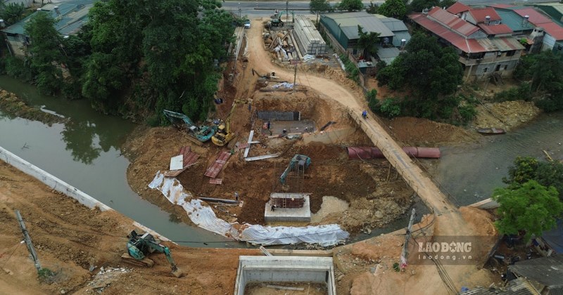 Dự án 30 tỷ đồng thi công, dân khổ sở qua cầu tạm
