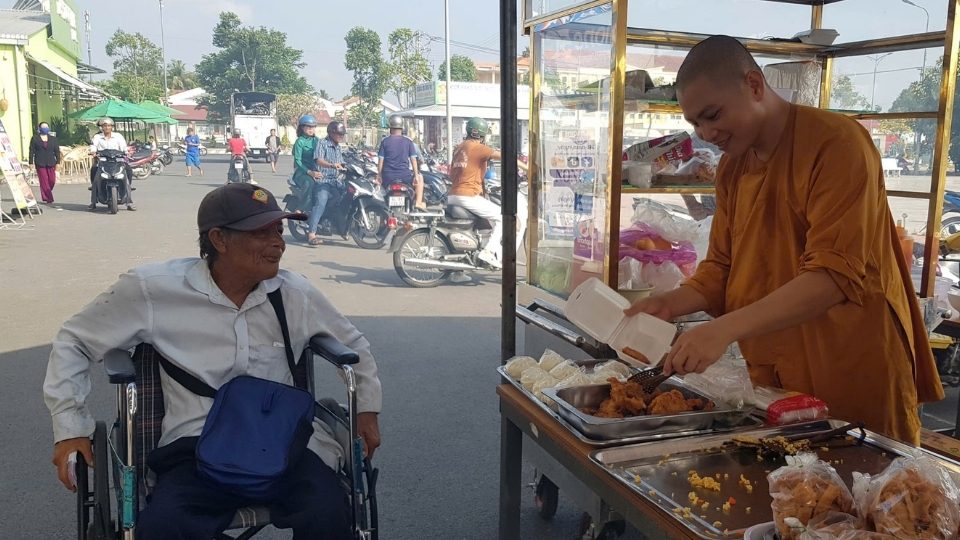 Sư Thích Không Không - Đạo tràng Kỳ Viên tham gia chế biến các món bánh chay phục vụ người dân và du khách. Ảnh: An Nhiên 